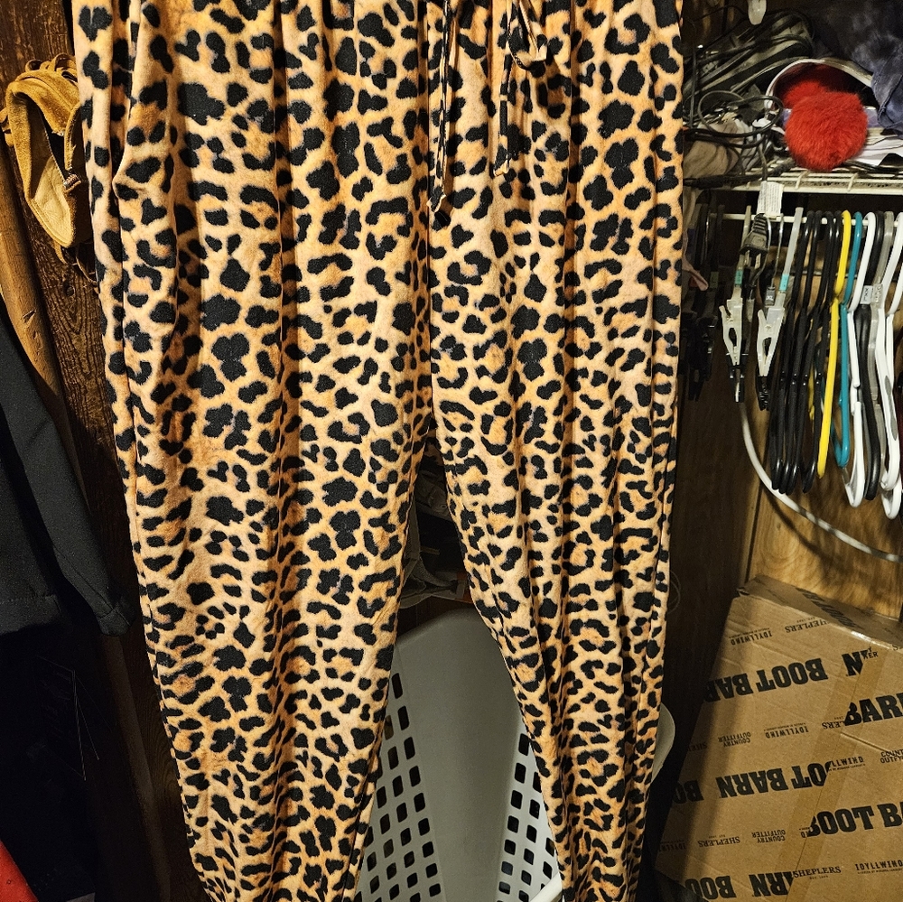 These are Barker Basics lounge pants